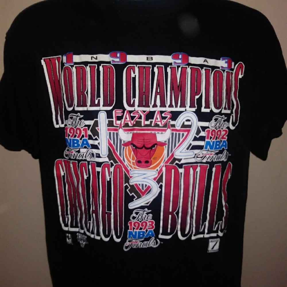 Chicago Bulls Vintage Logo 7 3-Peat T-Shirt
